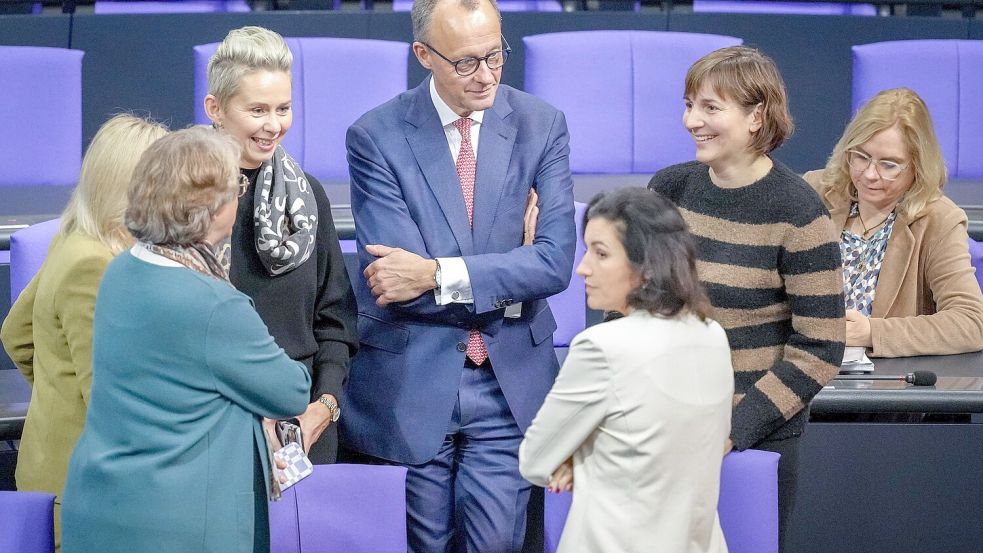 Friedrich Merz mit Unionsfrauen im Bundestag. Gibt es hier ein Problem? Foto: Kay Nietfeld