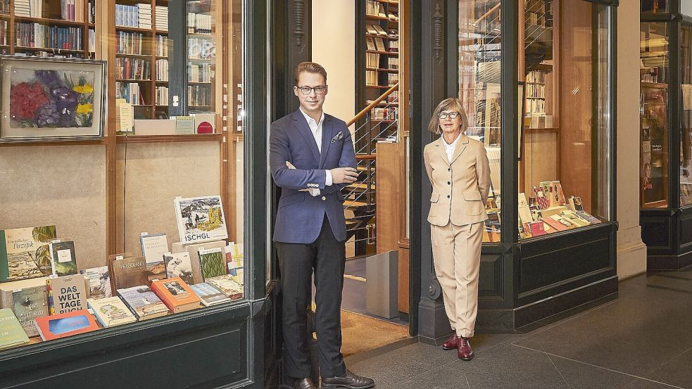 Antiquare am schicken Neuen Wall in Hamburg: Robert Eberhardt, Gesellschafter und Geschäftsführer, und seine Vorgängerin Marina Krauth vom Antiquariat Felix Jud. Foto: Antiquariat Felix Jud & Co