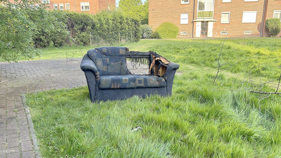 Im Mai 2024 soll der Angeklagte ein Sofa angezündet haben. Foto: Weiden/Archiv
