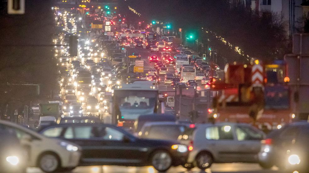 Der abendliche Berufsverkehr führt in vielen Großstädten regelmäßig zu Stau. Foto: DPA/Michael Kappeler