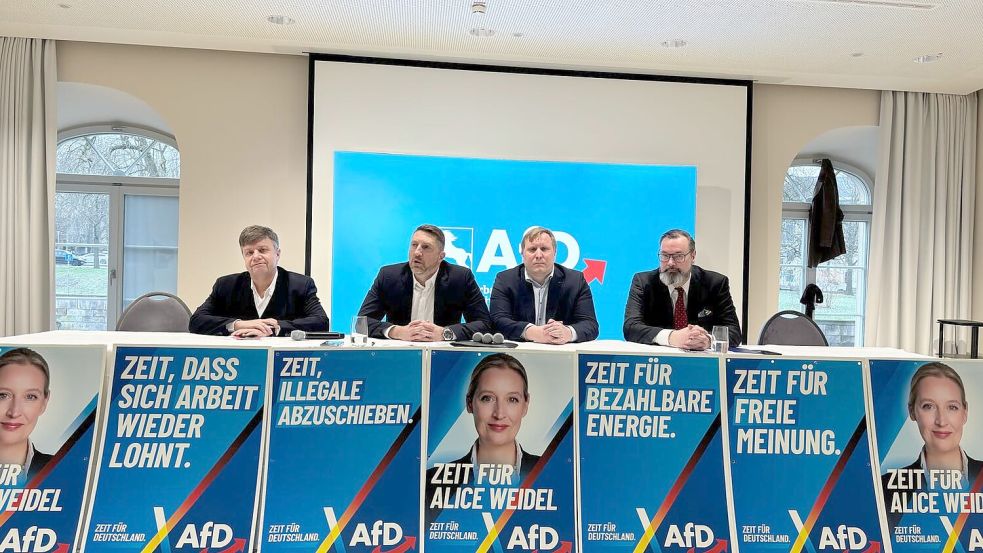 Pressesprecher frank Horns, Spitzenkandidat Dirk Brandes, Generalsekretär Jens-Christoph Brockmann und Fraktionschef Klaus Wichmann (v.l.n.r.). Foto: Jonas E. Koch