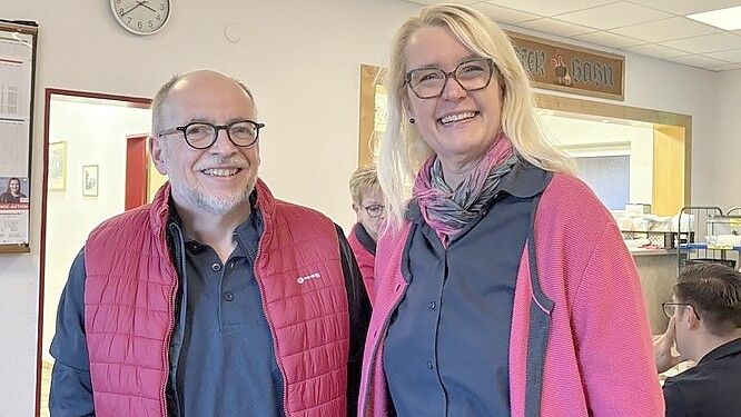 Petra Lütge-Varney aus Wiesmoor und Clemens Baumscheiper aus Friedeburg spenden regelmäßig Blut und sagen, dass es auch zu ihrer Gesundheit beiträgt. Foto: Kubassa