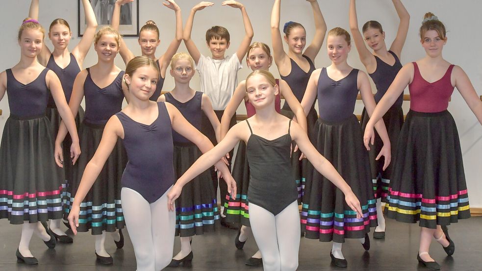 Zwei Momos und ein kleiner Teil der Truppe: Sie werden bald zwei große Shows im Festspielhaus tanzen. Foto: Ortgies