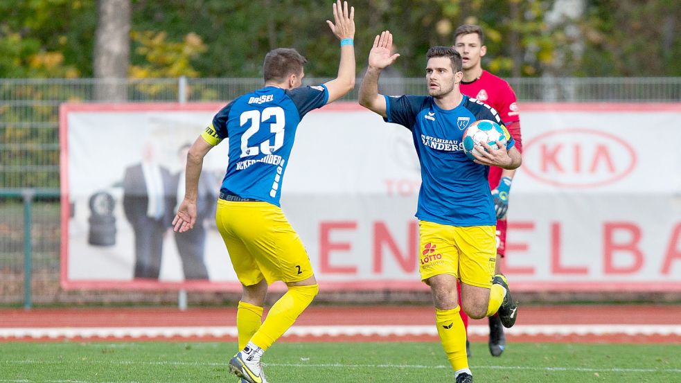 Eigentlich wollten Kickers-Kapitän Bastian Dassel (links) und Tido Steffens auch am Ende der 90 Minuten jubeln. Daraus wurde nichts. Archivfoto: Doden/Emden