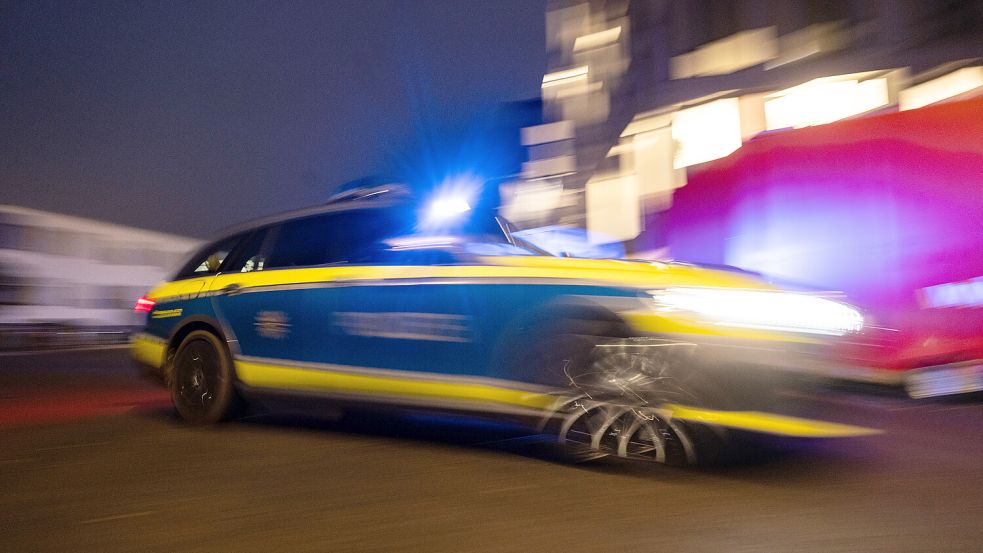 Die Polizei in Hamburg rückt vor dem Zweitliga-Spiel zwischen HSV und Köln aus, weil Fans aneinadergeraten sein sollen. Foto: dpa/Marijan Murat