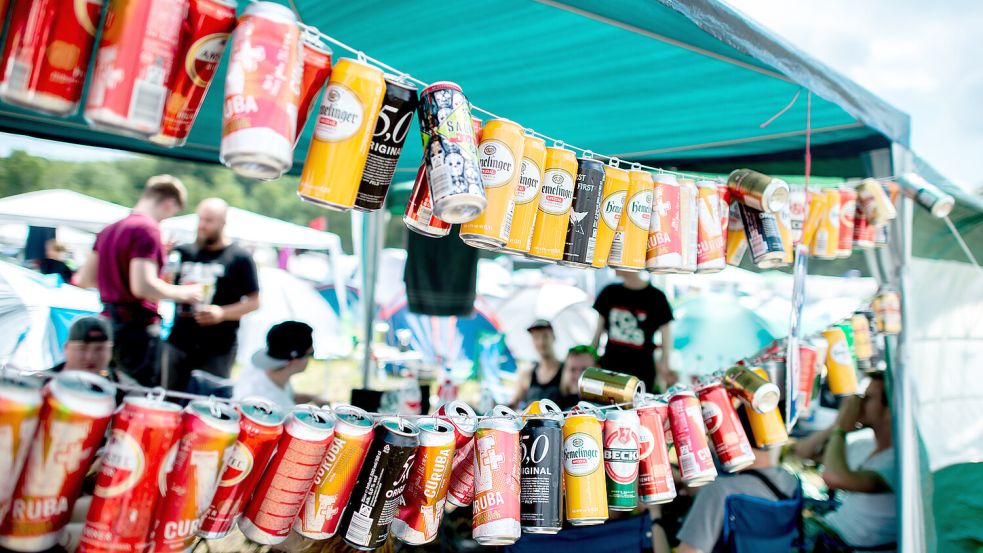 Bierdosen sind längst zum praktischen Begleiter auf Festivals geworden. Foto: DPA/Hauke-Christian Dittrich