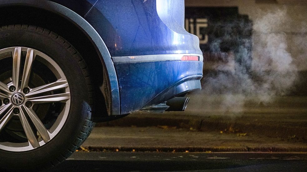 Beim Verbrenner kommen die Treibhausgase aus dem Auspuff – beim E-Auto aus dem Schornstein. Foto: dpa/Ole Spata