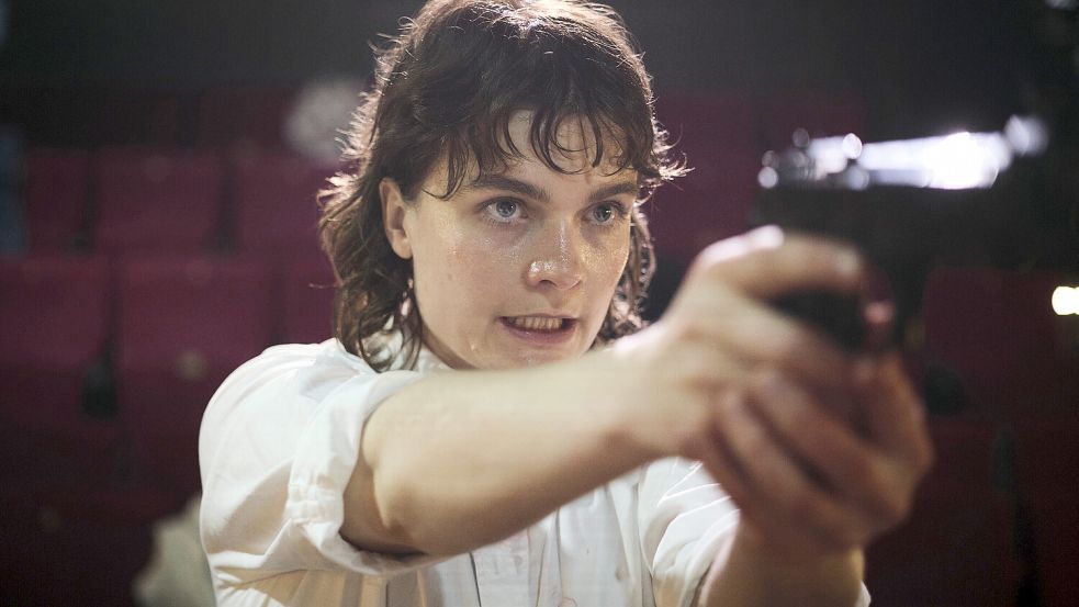 Völlig verblendet: Terroristin Karin Urbanski (Anna Schimrigk) nimmt das gesamte Kinopublikum einer Filmpremiere in Geiselhaft, darunter auch Kommissar Sebastian Bootz (Felix Klare). „Tatort: Verblendet“. Das Erste, Sonntag, 19. Januar 20.15 Uhr sowie in der ARD Mediathek. Foto: © SWR/Benoît Linder