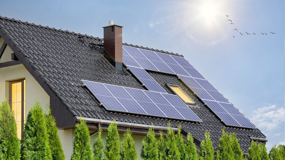 Produktion im Übermaß? Besitzer von Solaranlagen können selbst etwas gegen die drohende Netzüberlastung tun. Foto: imago/Wirestock