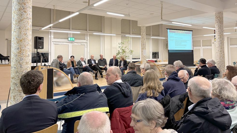Volle Hütte in Pewsum: Das Interesse an der Podiumsdiskussion zum Thema Landwirtschaft und Klimawandel war groß. Foto: Weiden