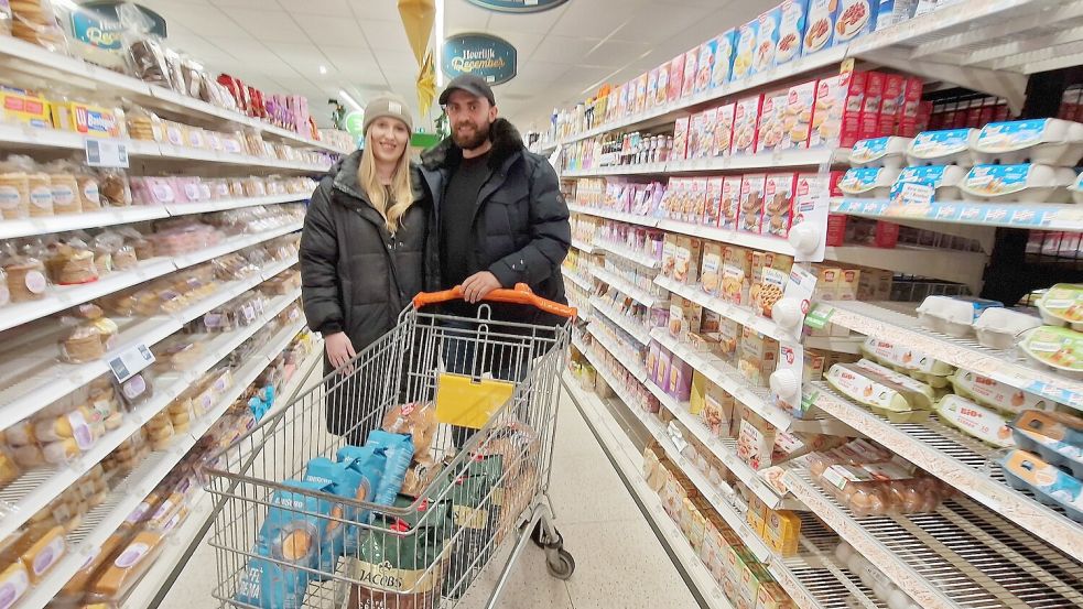Gefüllt ist der Einkaufswagen von Kim Fahrenholz und Isamail Selemann vor allem mit Kaffee und Brot. Foto: Gettkowski