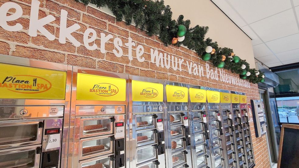 Im Eingangsbereich des Supermarkts gibt es einen typisch niederländischen Automatenimbiss. Foto: Gettkowski