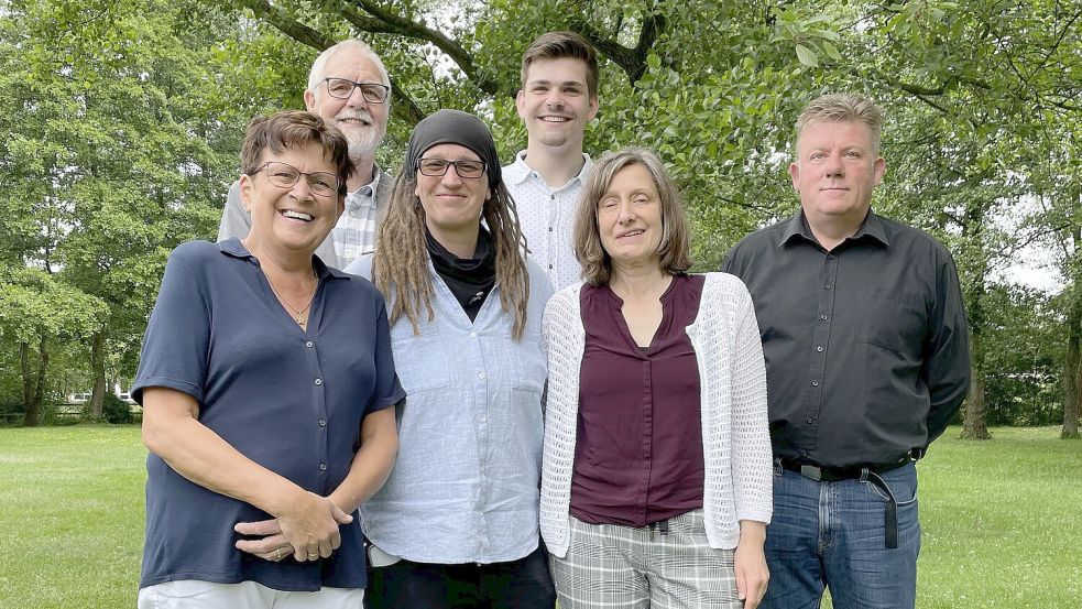 Die Kirchenvorstände (von links) Eva Böhme, Manfred Ulferts, Julia Janssen, Jendrik Janssen, Gabriele Tuitjer und Jörg Bergmann bekamen Applaus. Foto: privat