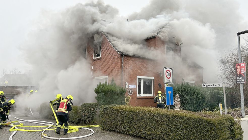 Infolge des Feuers in dem Wohnhaus an der Poggenpolderstraße in Upgant-Schott kam es zu einer starken Rauchentwicklung. Foto: Thomas Dirks