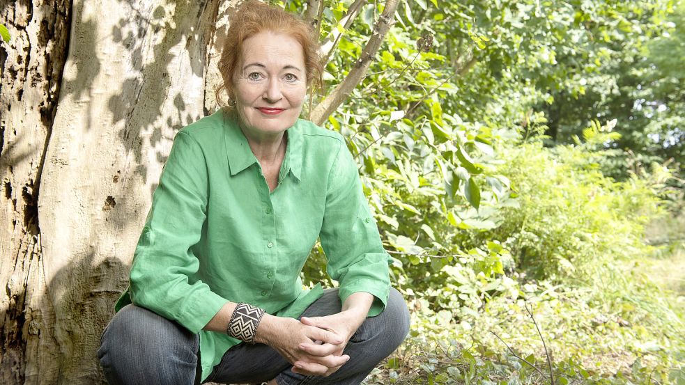 Katrin de Vries gibt in ihrem Garten der Natur mehr Raum, greift aber auch dann und wann ein. Darüber hat sie ein Buch geschrieben, das jetzt auf der Shortlist für den Evangelischen Buchpreis steht. Foto: privat