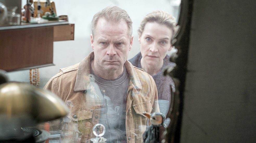 Der erste Kuss: In der „Nord bei Nordwest“-Folge „Haare? Hartmann!“ kommen Hauke Jacobs (Hinnerk Schönemann) und Hannah Wagner (Jana Klinge) sich nahe. Foto: NDR/ARD/Gordon Timpen