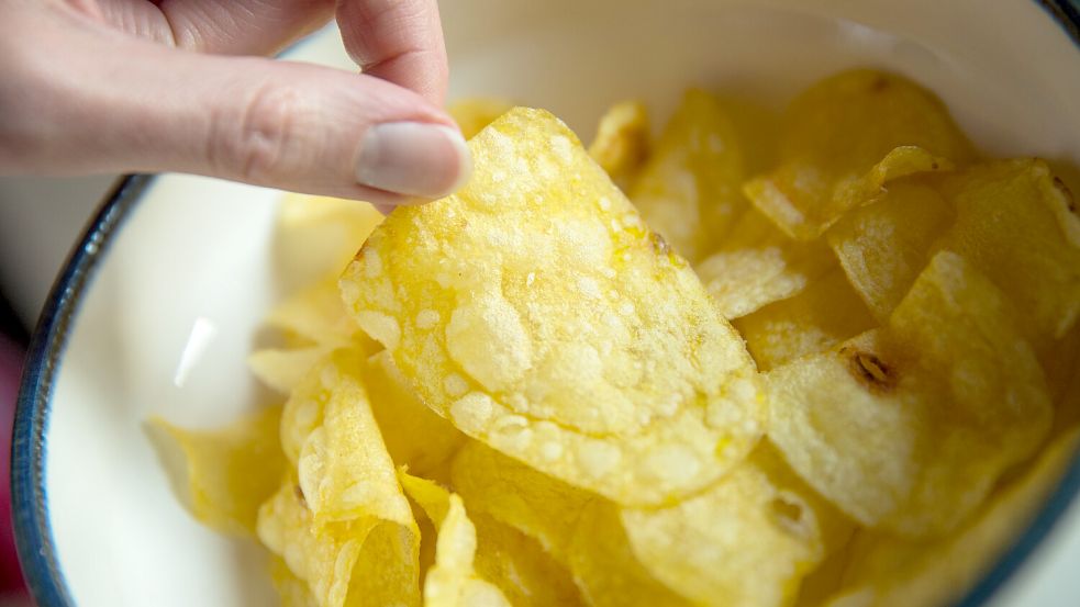 Appetit? Kartoffelchips können auf Dauer zur Beeinträchtigung des Stoffwechsels und damit zum Verfall des Körpers beitragen. Foto: dpa/Daniel Karmann