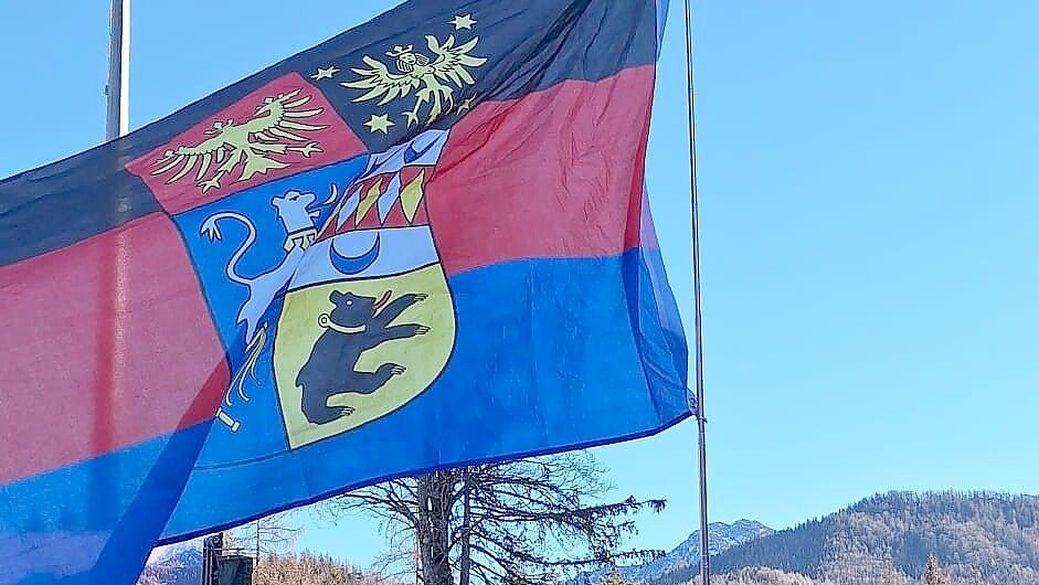 Die Ostfrieslandfahne wehte über den Köpfen der Fans.