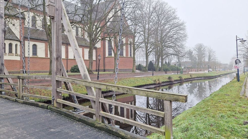 Der Splittingkanal in Höhe der katholischen Kirche St. Michael. Knapp zwei Stunden nach dem Fund einer leblosen Person im Wasser deutet vor Ort nichts mehr auf einen Polizeieinsatz hin. Foto: Marie Claire Hitchcock