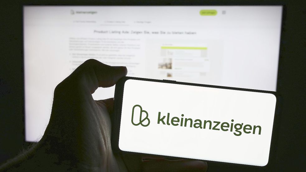 Stuttgart, Deutschland, 13.04.2024: Eine Person hält ein Mobiltelefon mit dem Logo der deutschen Kleinanzeigenplattform Foto: IMAGO/Timon Schneider