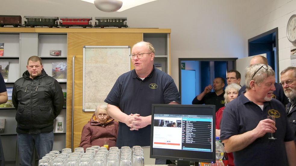 Christian Walther, Vorsitzender der MKO, freute sich in seiner Begrüßungsrede, dass sein Verein nun eine neue Heimat im Norder Bahnhof hat. Foto: MKO