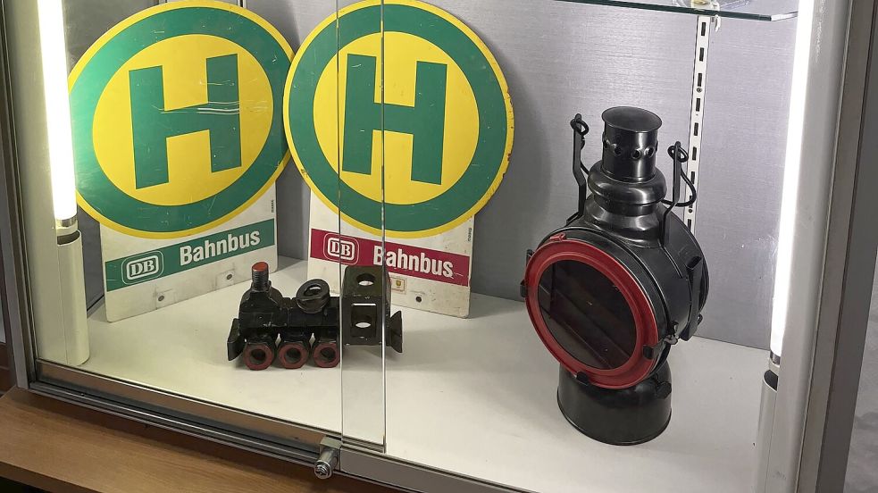 In Vitrinen sind Schätzchen des Vereins aus der Bahnhistorie ausgestellt. Foto: MKO