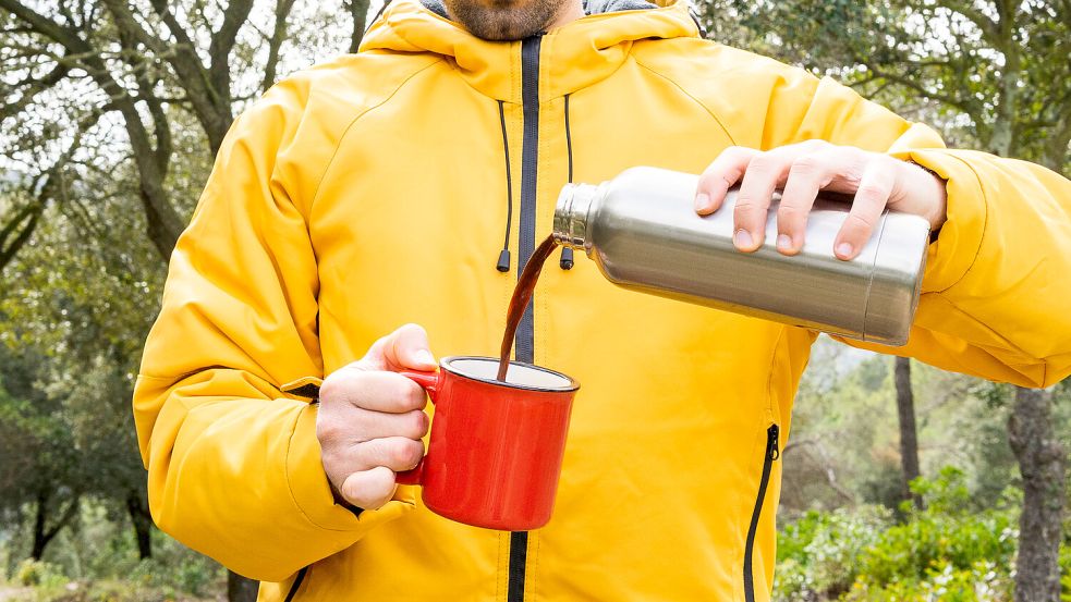 Thermoskannen sind bei Kälte praktisch, doch sind sie auch hygienisch? Foto: IMAGO/Shotshop