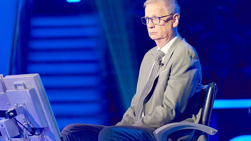 Günther Jauch war äußerst skeptisch, als seine Kandidatin den Telefonjoker zückte - und verblüfft, als dieser die richtige Antwort nannte. Foto: RTL/Guido Engels