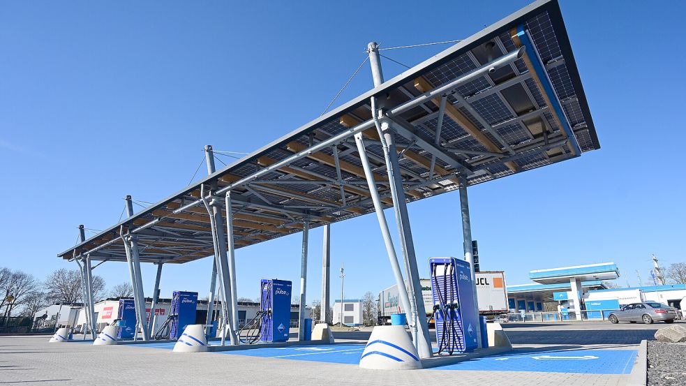 Schnellladestation an Tankstellen sind bislang kein allzu häufiger Anblick. Ein Gesetz sollte das ändern. Foto: imago/Funke Foto Services