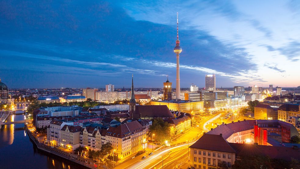 Im Berliner Nachtleben stirbt eine amerikanische Touristin und tritt damit die spannende Handlung der Miniserie „The Next Level“ los. Foto: IMAGO/Pond5 Images