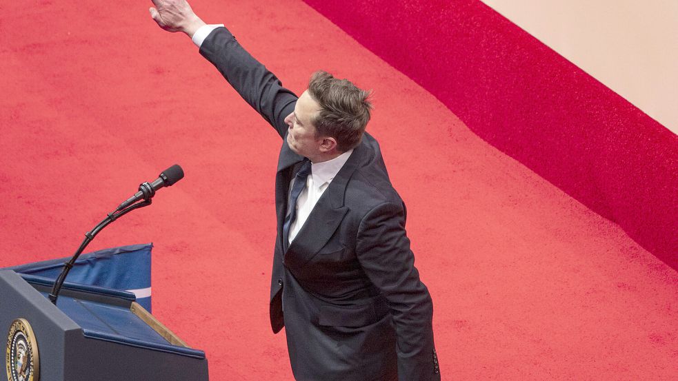Elon Musk streckt den rechten Arm aus. Ein Hitler-Gruß Foto: IMAGO/ZUMA Press Wire