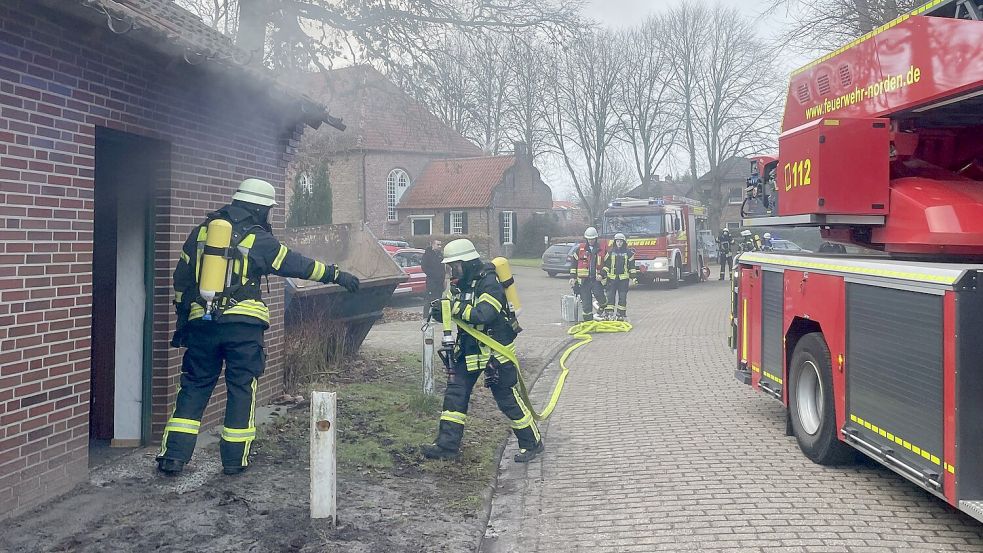 Unter Atemschutz gingen die Feuerwehrleute gegen den Brand vor. Foto: Feuerwehr Norden