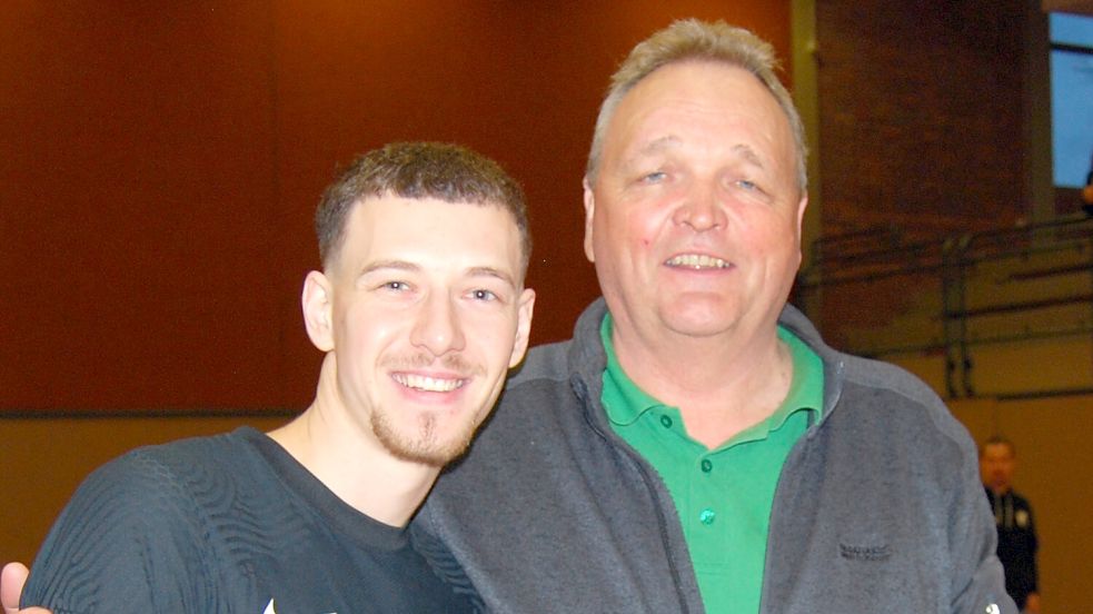 Artem Tyshko wurde von Thomas Weichers als bester Torschütze mit einem Restaurantgutschein ausgezeichnet. Foto: Reemts