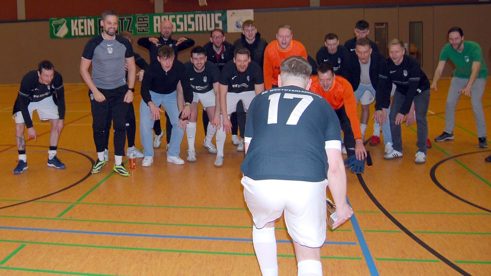 Groß war der Jubel bei der SG Westoverledingen nach dem Turniersieg. Die Mannschaft hatte im Halbfinale auch das ranghöchste Team Concordia Ihrhove ausgeschaltet. Foto: Reemts
