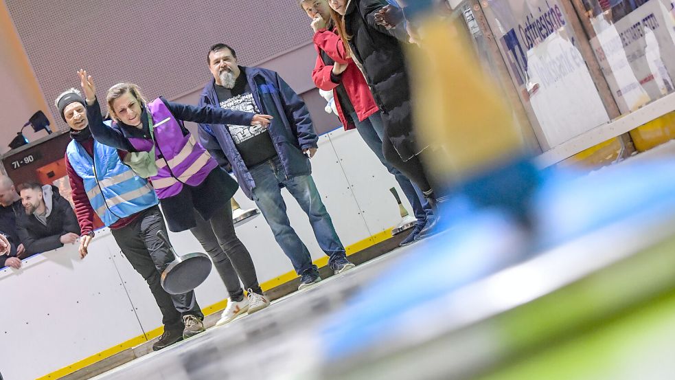 Einige Teams sind schon seit Jahren bei den Eisstockmasters dabei und haben sich „Uniformen“ überlegt: hier beispielsweise Warnwesten beim Team „All Inklusive“ der Förderschule Emden. Fotos: Ortgies/Archiv