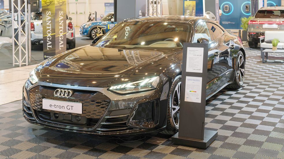 Glänzt mit Umweltfreundlichkeit, ist in der Anschaffung aber noch ziemlich kostspielig: ein E-Auto, hier der Audi e-tron GT (ab etwa 126.000 Euro). Foto: Panthermedia/Imago
