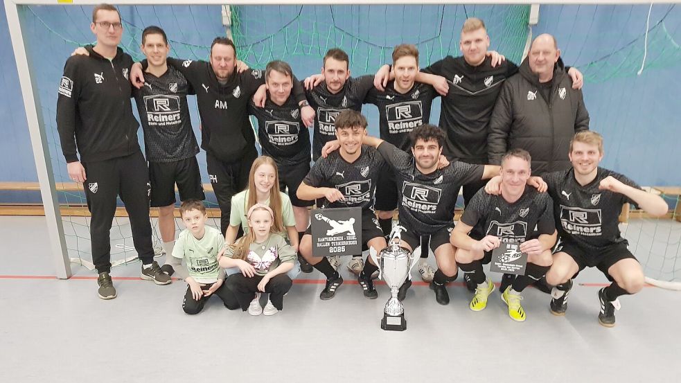 Die Mannschaft von GW Firrel stellte sich nach dem Turnier zum Siegerfoto auf. Fotos: Borgmann