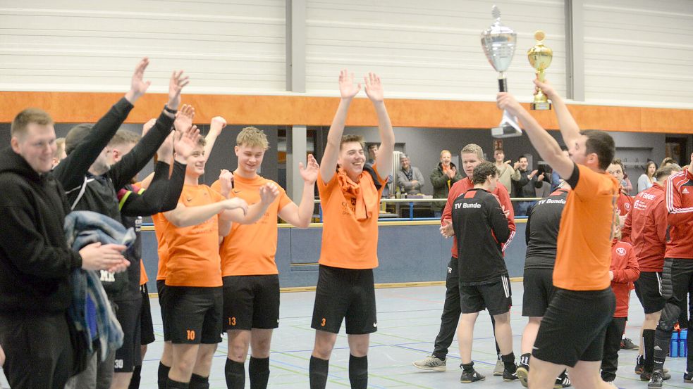 Der Turniersieger SV Wymeer-Boen erhielt zwei Pokale: den Wanderpokal in Silber und einen, den der Klub aus der Ostfrieslandklasse B behalten darf. Fotos: privat
