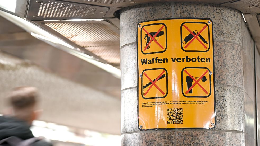 Die Bundespolizei hat das Waffenverbot am Bremer Hauptbahnhof bis Ende Februar verlängert. Damit einher gehen auch verstärkte Kontrollen. Foto: Niklas Graeber / dpa