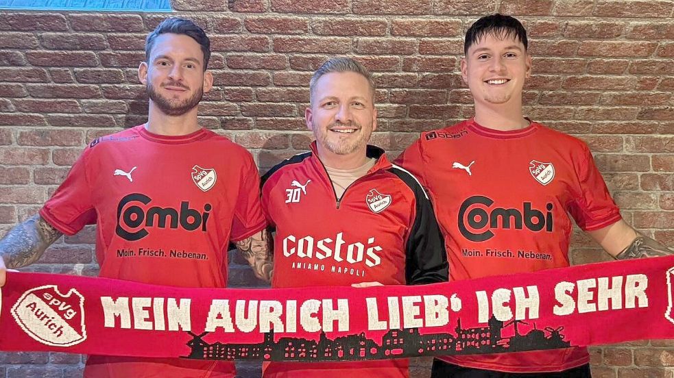 Jürgen Zimmermann junior (links) und Leon Zimmermann (rechts) posierten nach der Zusage schon mal im künftigen Aurich-Trikot. Der Sportliche Leiter Steffen Reifschneider (Mitte) freut sich über die Zusage des Bruderpaares. Foto: Verein