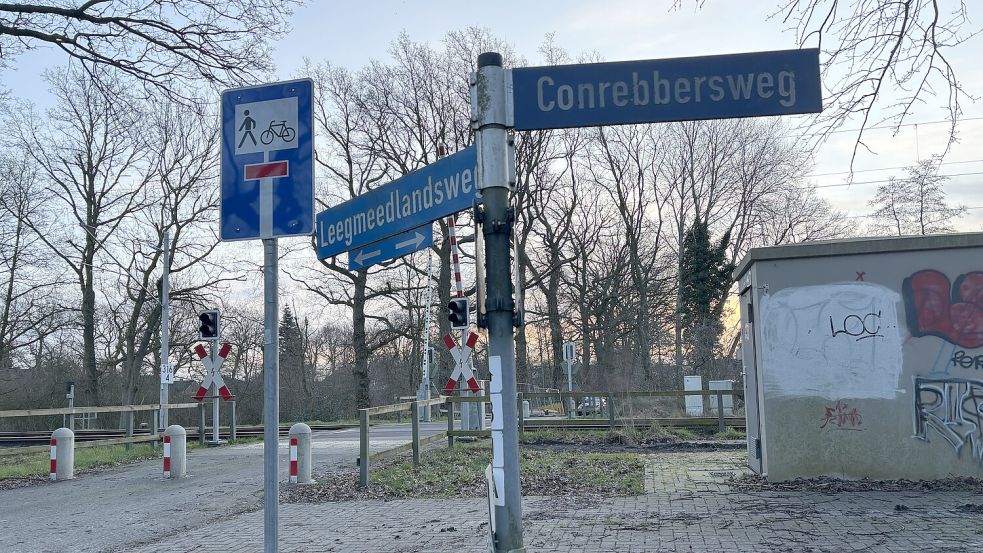 Beim Bahnübergang Leegmeedlandsweg Ecke Conrebbersweg soll die neue Bahnhaltestelle mit zwei jeweils 120 Meter langen Bahnsteige gebaut werden. Foto: Ammermann