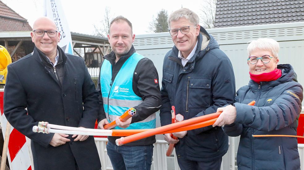 Michael Sieve (Sprecher Deutsche Glasfaser, von links), Projektmanager Daniel Behrens-Sacha, Bürgermeister Horst Feddermann und Ortsbürgermeisterin Antje Harms (SPD) beim ersten Spatenstich. Foto: Romuald Banik