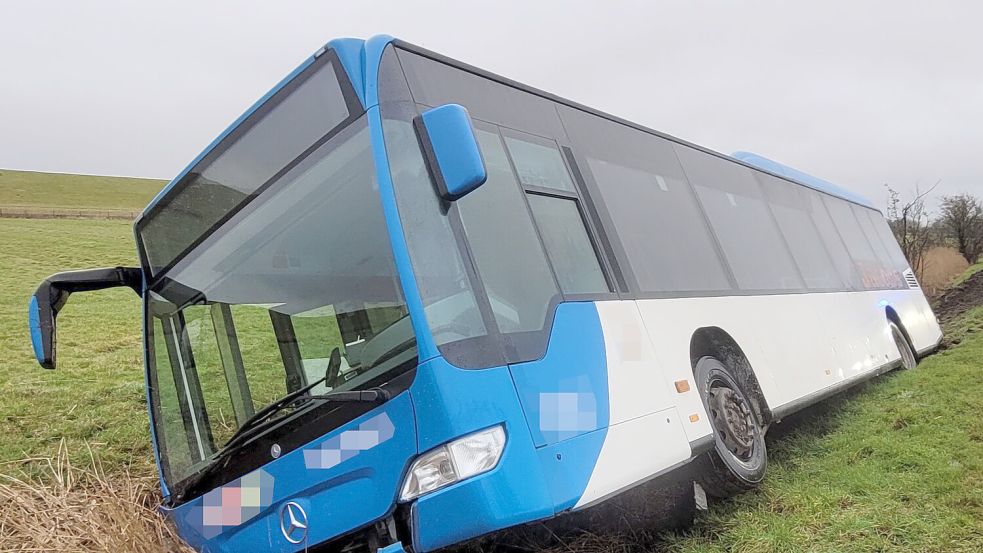 Der Bus kippte im Graben auf die Seite. Foto: Wolters