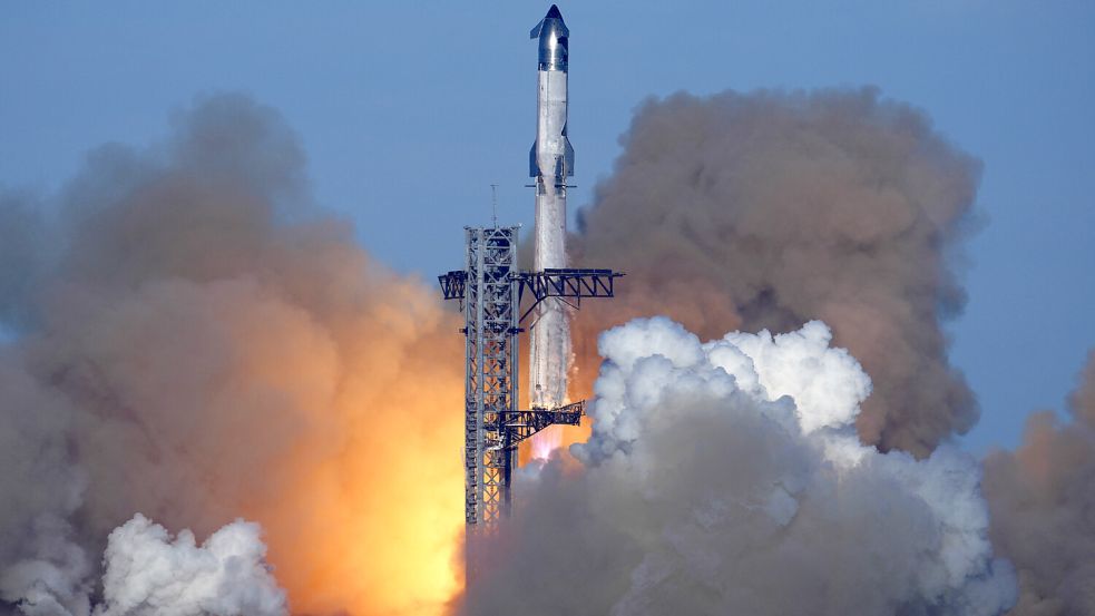 Die SpaceX-Rakete Starship startet zu einem Testflug. Seit Beginn des Ukraine-Kriegs bringt Musks SpaceX europäische Astronauten in den Weltraum, die Abhängigkeit ist massiv. Foto: dpa/Eric Gay