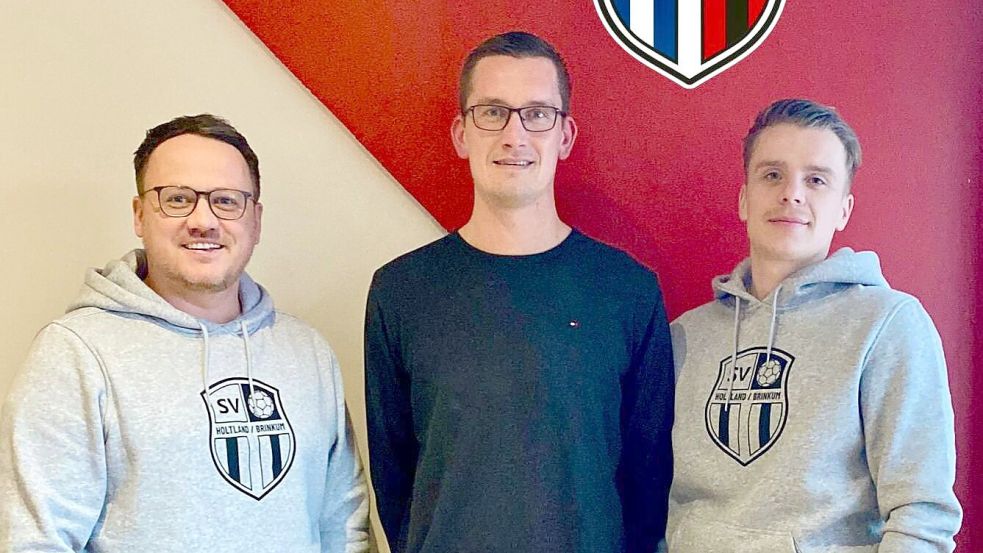 Trainer Henning Baumann (links) und Teammanager Andreas Hoffmann (rechts) freuen sich, Andre Lücht für ihren Klub gewonnen zu haben. Foto: Verein