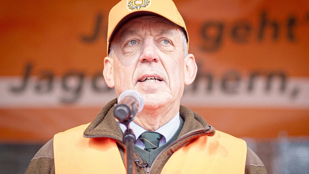 Der Präsident des Deutschen Jagdverbandes, Helmut Dammann-Tamke, sprach jetzt in Hannover auf der Demo gegen die Jagdbeschränkungen. Foto: dpa/Moritz Frankenberg