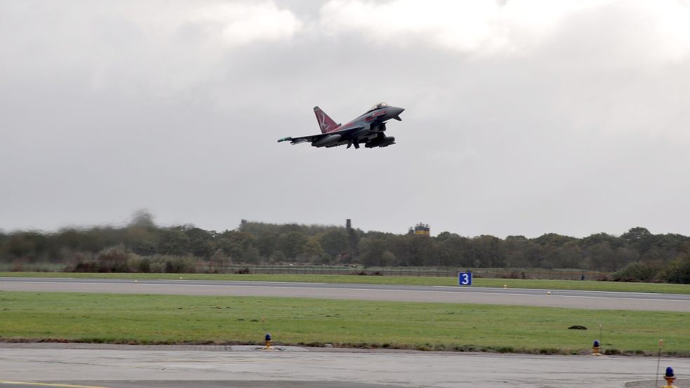 Ein Eurofighter startet während einer Übung vom Wittmunder Flugplatz. Foto: Ullrich/Archiv
