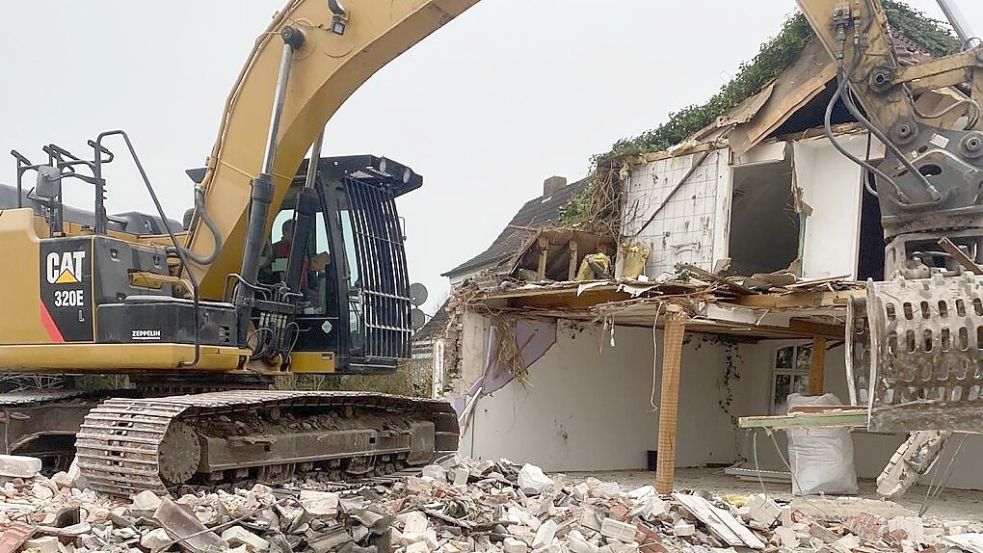 An der Westerwieke wurde mit dem Abriss eines Geschäftshauses begonnen. Foto: Real-Immobilien