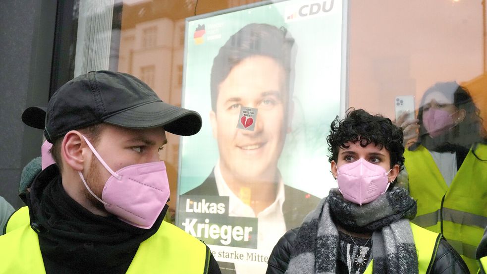 Protestler vor dem CDU-Kreisbüro in Berlin, in das am Donnerstag gewaltsam eingedrungen wurde Foto: dpa/Maximilian Specht