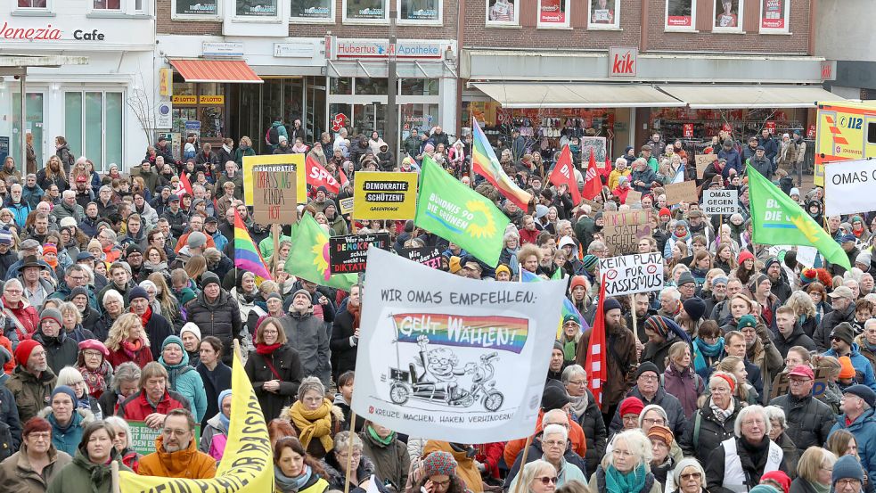 Rund 2500 Zuhörer lauschten den Beiträgen von fünf Rednern sowie der Musik des Auricher Liedermachers Gent Salverius. Foto: Romuald Banik